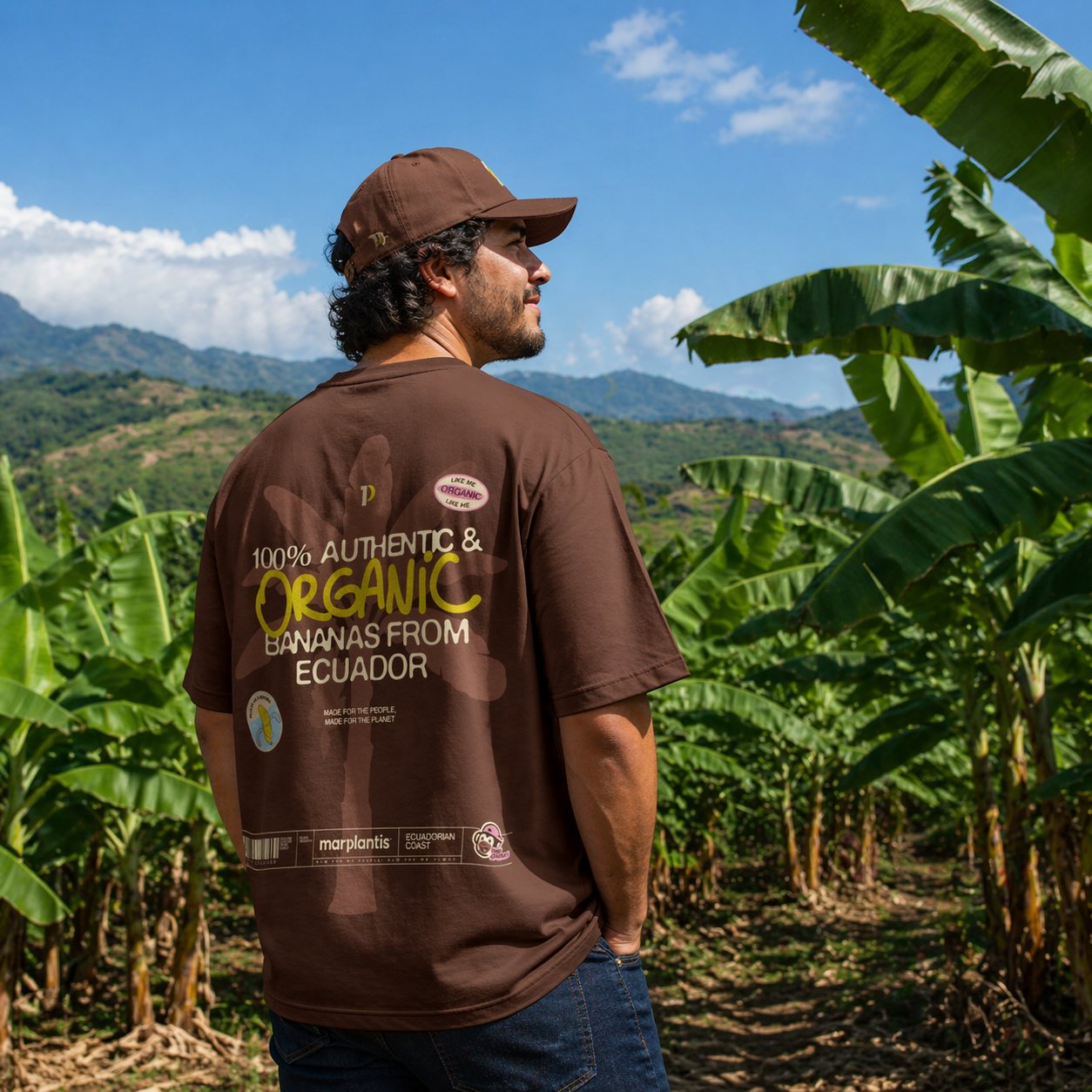 Integrante del equipo Marplantis en la plantación, con la camiseta orgánica de la marca